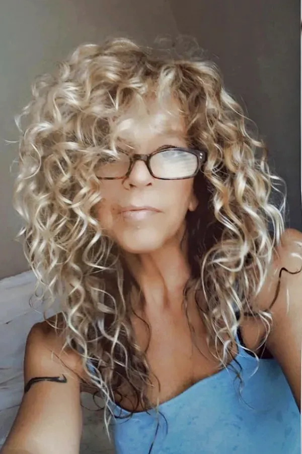 Elegância em Cachos: Cortes de Cabelo Cacheado para Mulheres Maduras