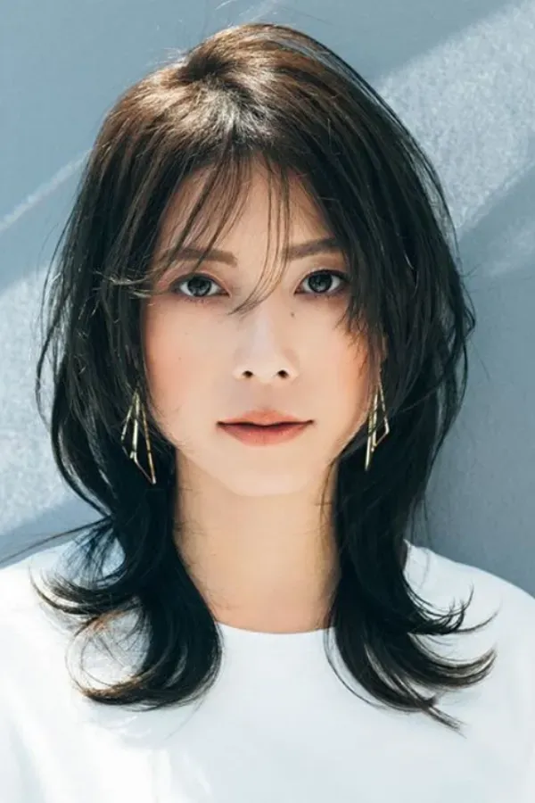 Corte de Cabelo Médio com Franja: O Segredo para um Look Versátil e Elegante