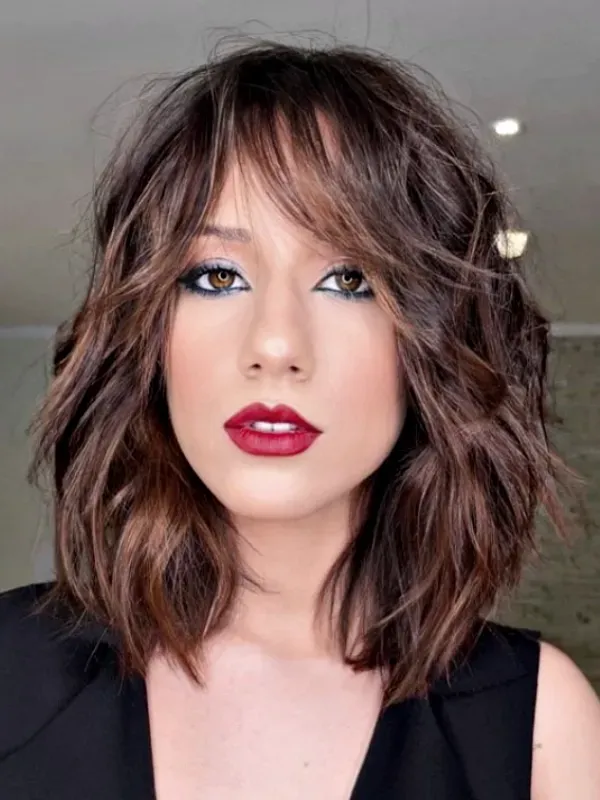 Corte de Cabelo Médio com Franja: O Segredo para um Look Versátil e Elegante
