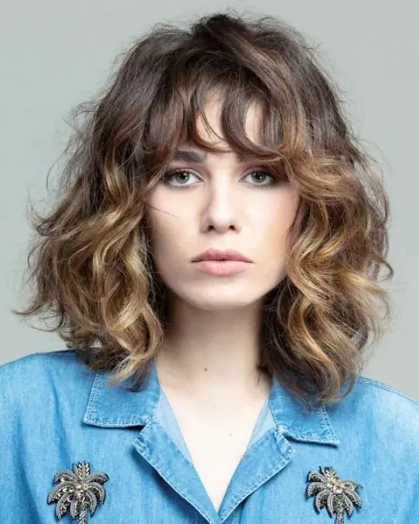 Corte de Cabelo Médio com Franja: O Segredo para um Look Versátil e Elegante