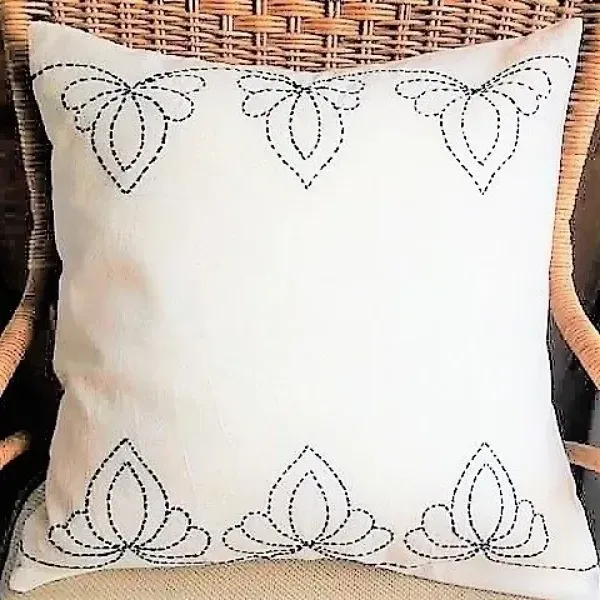 Renovar a decoração com bordados simples nas capas das almofadas