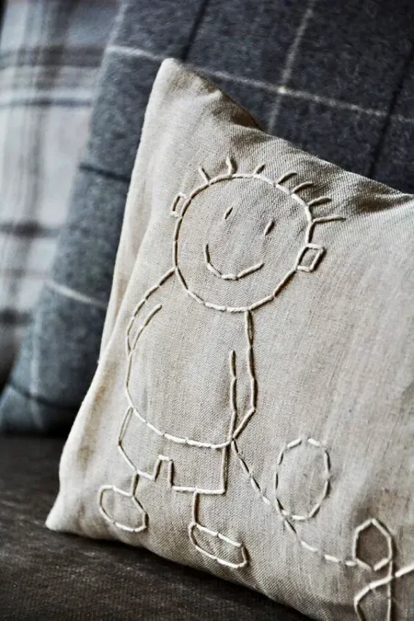 Renovar a decoração com bordados simples nas capas das almofadas