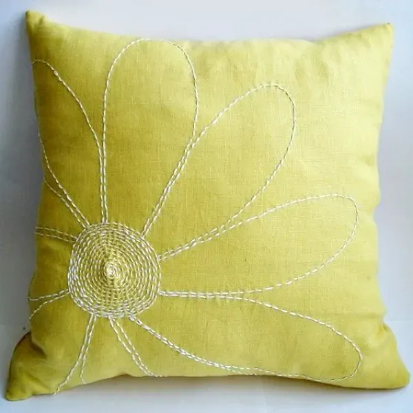 Renovar a decoração com bordados simples nas capas das almofadas