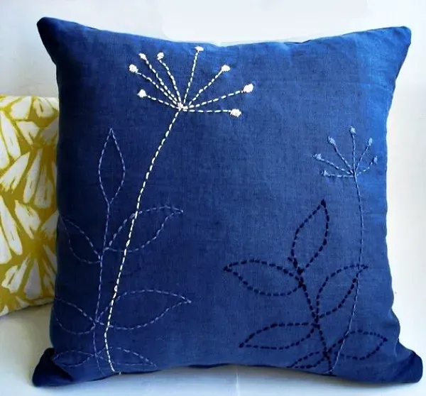 Renovar a decoração com bordados simples nas capas das almofadas