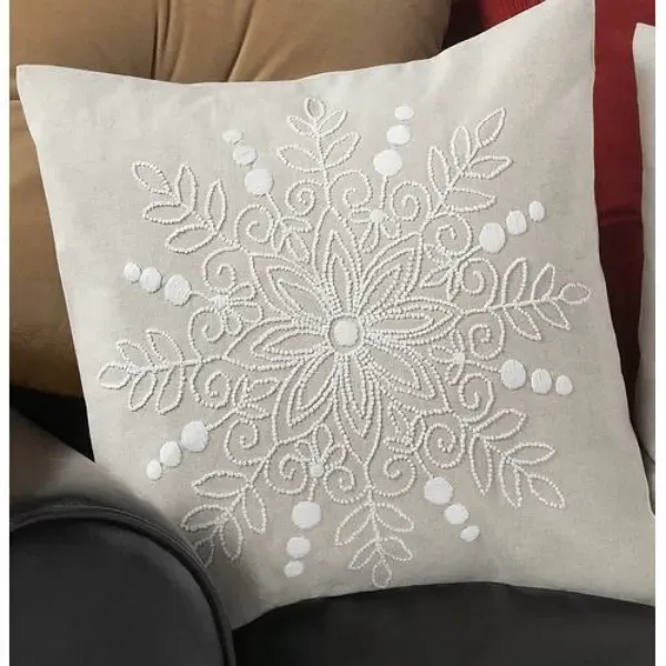 Renovar a decoração com bordados simples nas capas das almofadas