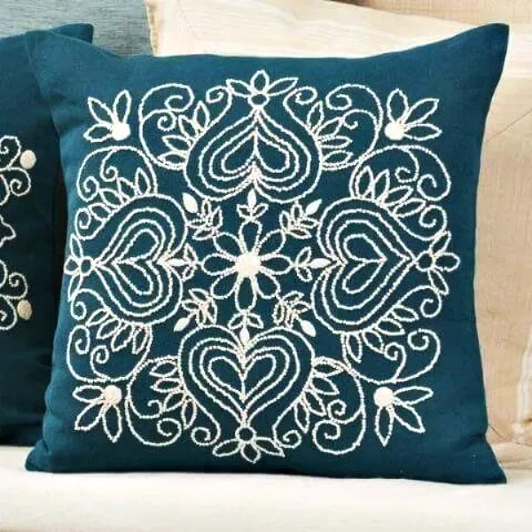 Renovar a decoração com bordados simples nas capas das almofadas