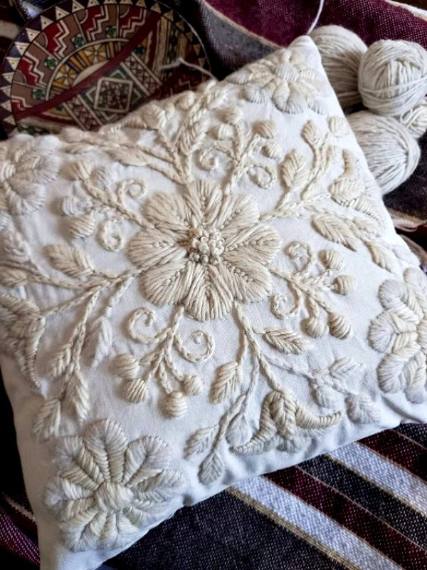 Renovar a decoração com bordados simples nas capas das almofadas