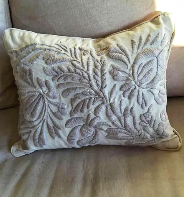 Renovar a decoração com bordados simples nas capas das almofadas