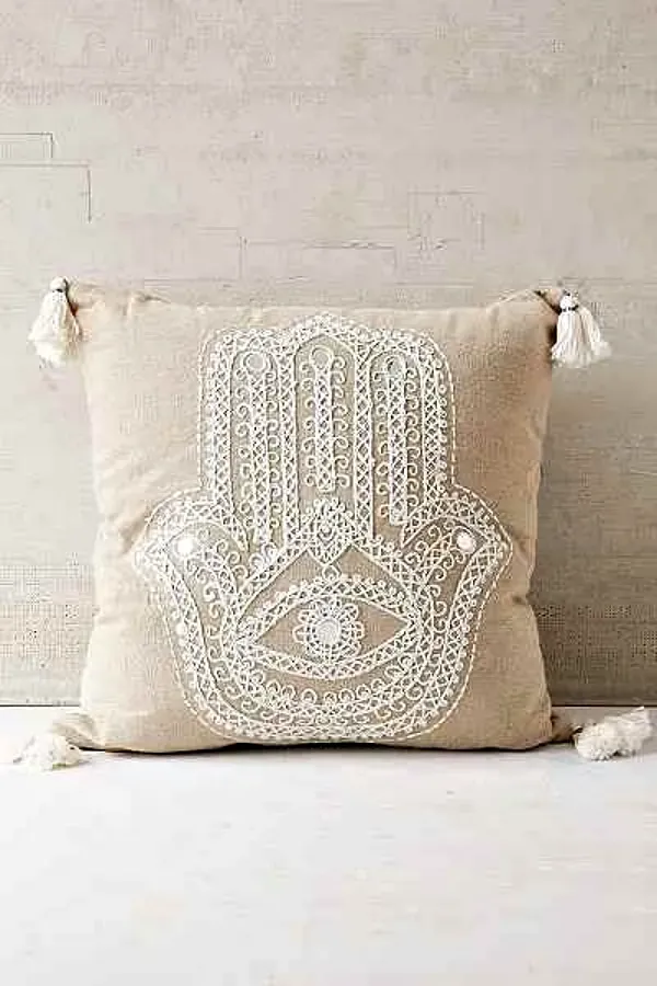 Renovar a decoração com bordados simples nas capas das almofadas
