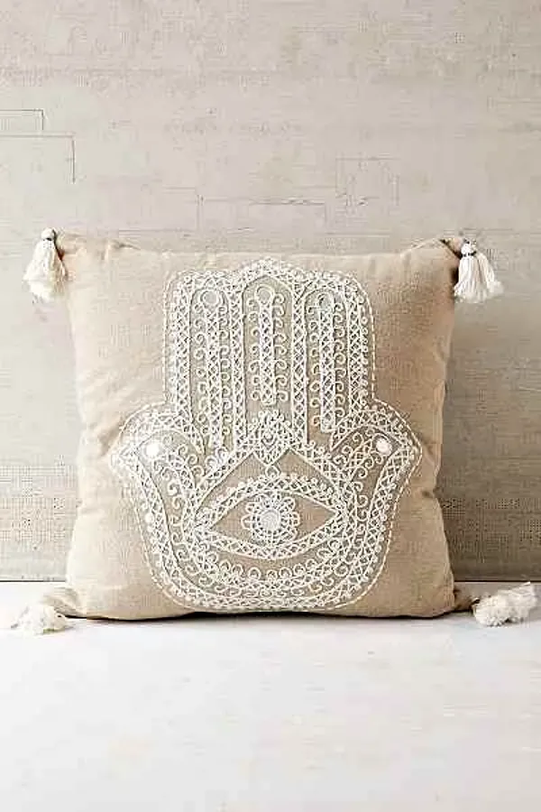 Renovar a decoração com bordados simples nas capas das almofadas