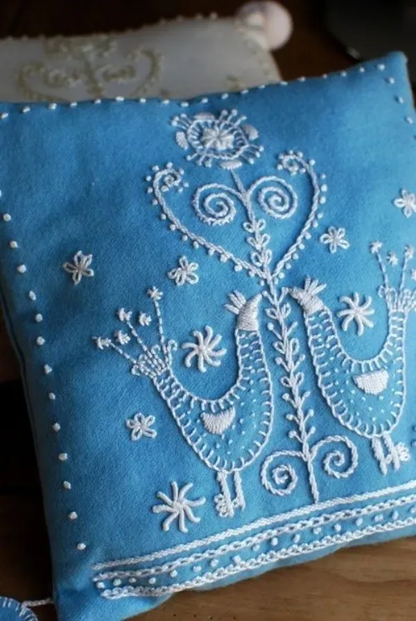 Renovar a decoração com bordados simples nas capas das almofadas