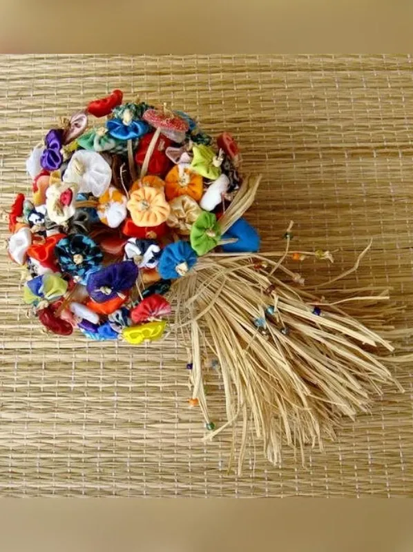 Festa Junina: Ideias de Trajes para o Noivinho e Noivinha Caipira - buquê de fuxico