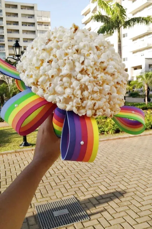Festa Junina: Ideias de Trajes para o Noivinho e Noivinha Caipira - buquê de pipoca
