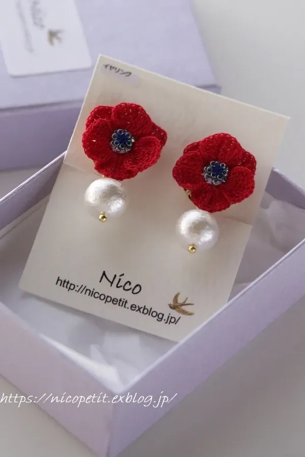 Delicadeza e estilo: Brincos de crochê com gráficos de flores e folhagens