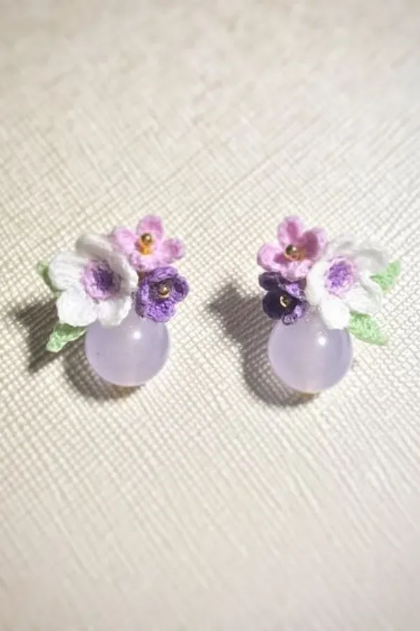 Delicadeza e estilo: Brincos de crochê com gráficos de flores e folhagens