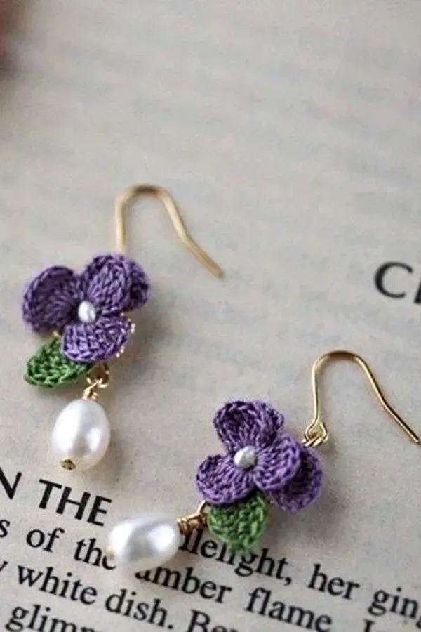 Delicadeza e estilo: Brincos de crochê com gráficos de flores e folhagens