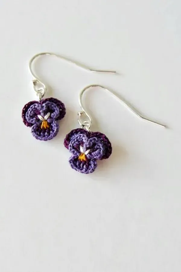 Delicadeza e estilo: Brincos de crochê com gráficos de flores e folhagens