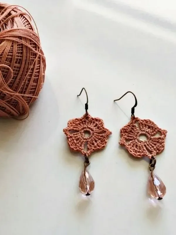 Delicadeza e estilo: Brincos de crochê com gráficos de flores e folhagens