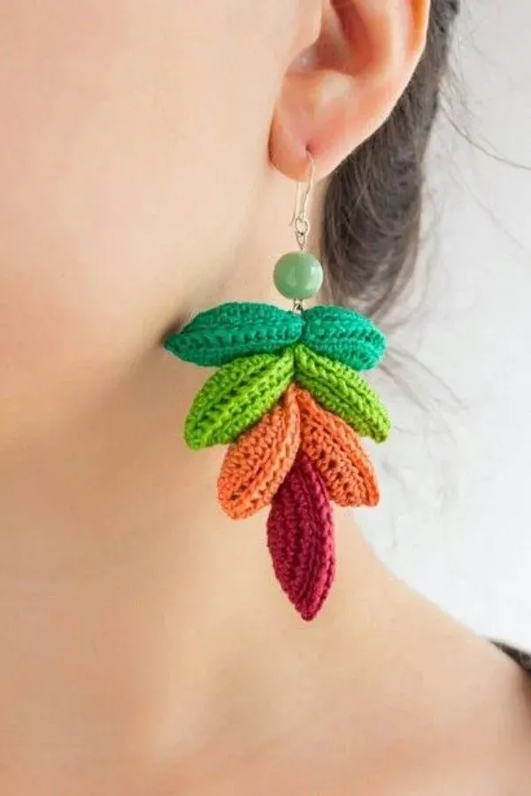 Delicadeza e estilo: Brincos de crochê com gráficos de flores e folhagens