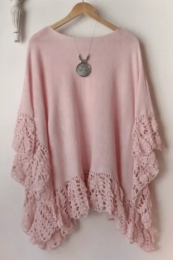 Ponchos Leves com Detalhes em Crochê: Delicadeza e Charme para o Look