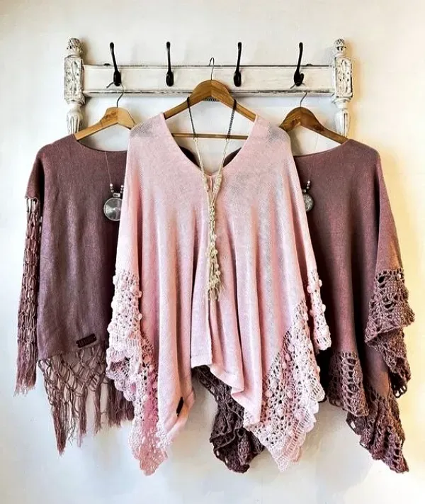Ponchos Leves com Detalhes em Crochê: Delicadeza e Charme para o Look