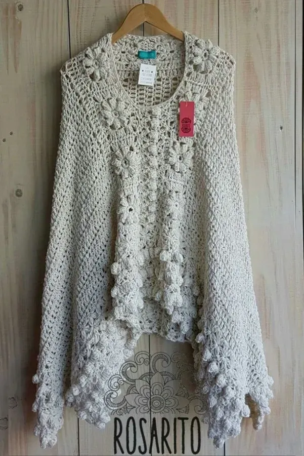 Ponchos Leves com Detalhes em Crochê: Delicadeza e Charme para o Look