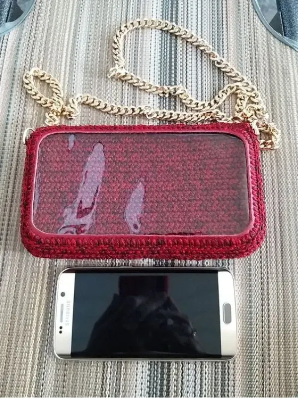 Elegância e Utilidade: Porta Celular de Crochê com Pontos Simples