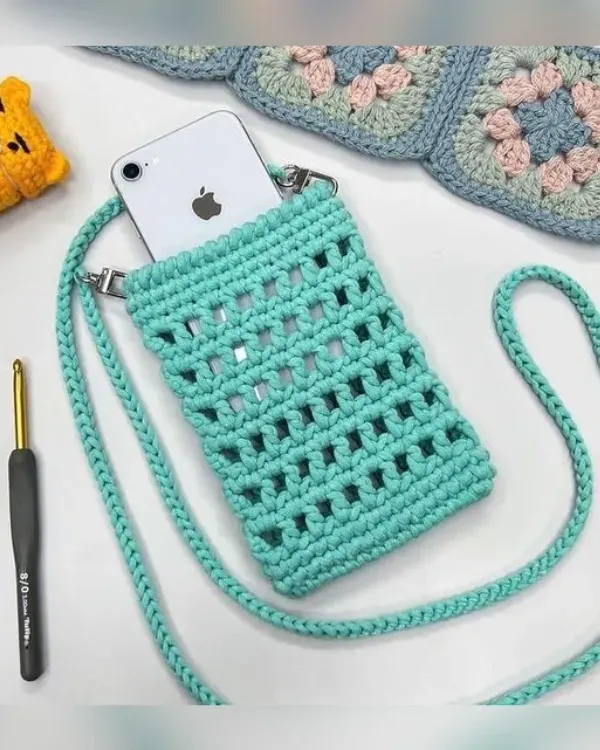 Elegância e Utilidade: Porta Celular de Crochê com Pontos Simples