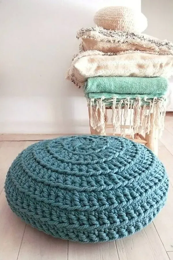 Elegância Artesanal: A Beleza dos Puffs Feitos de Crochê