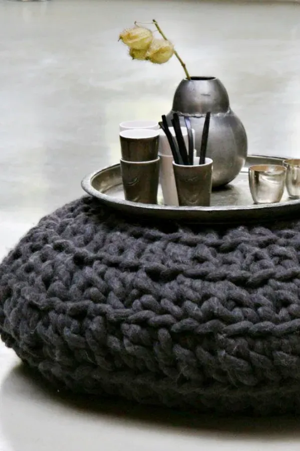 Elegância Artesanal: A Beleza dos Puffs Feitos de Crochê