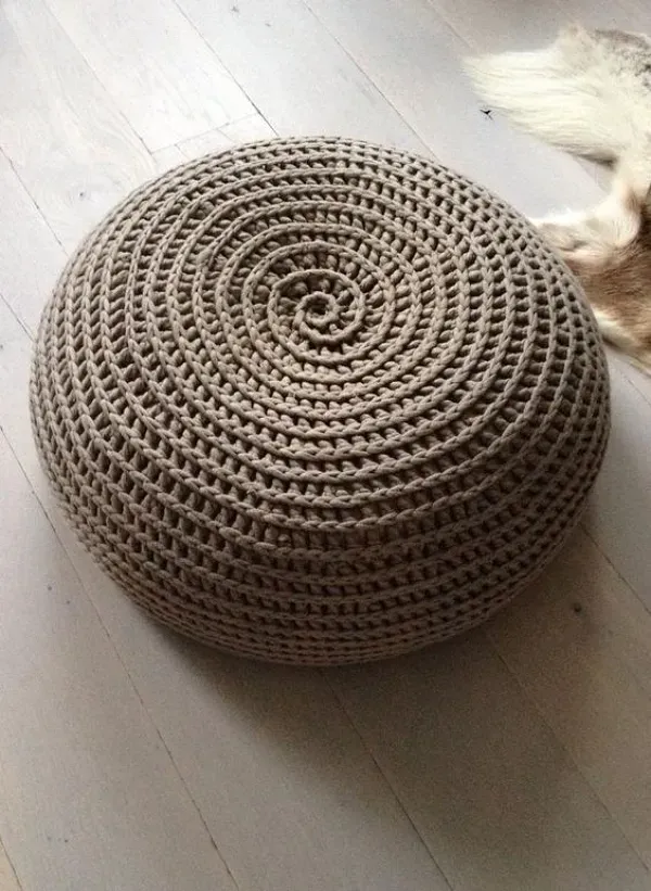 Elegância Artesanal: A Beleza dos Puffs Feitos de Crochê