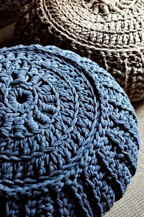 Elegância Artesanal: A Beleza dos Puffs Feitos de Crochê