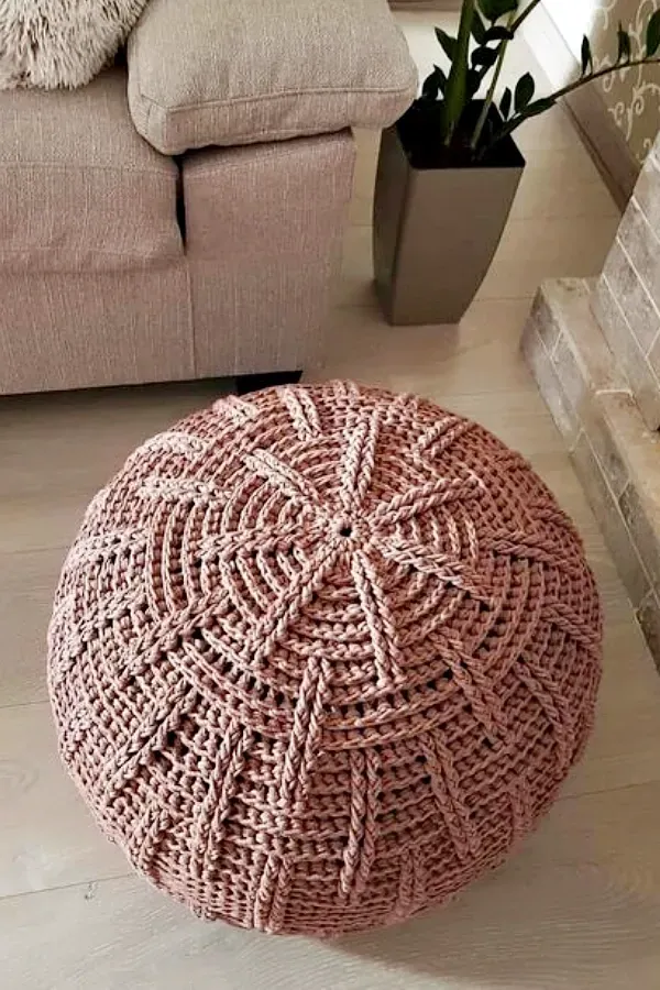 Elegância Artesanal: A Beleza dos Puffs Feitos de Crochê