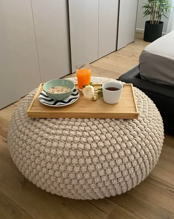 Elegância Artesanal: A Beleza dos Puffs Feitos de Crochê