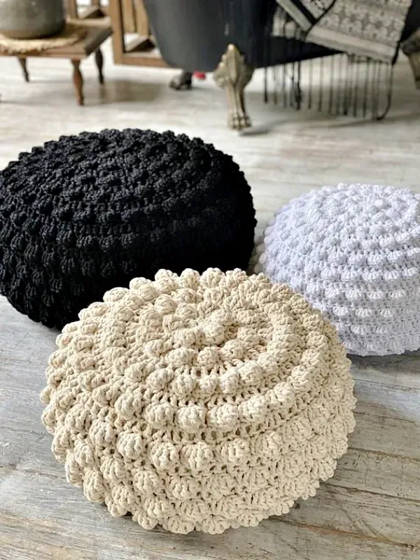 Elegância Artesanal: A Beleza dos Puffs Feitos de Crochê