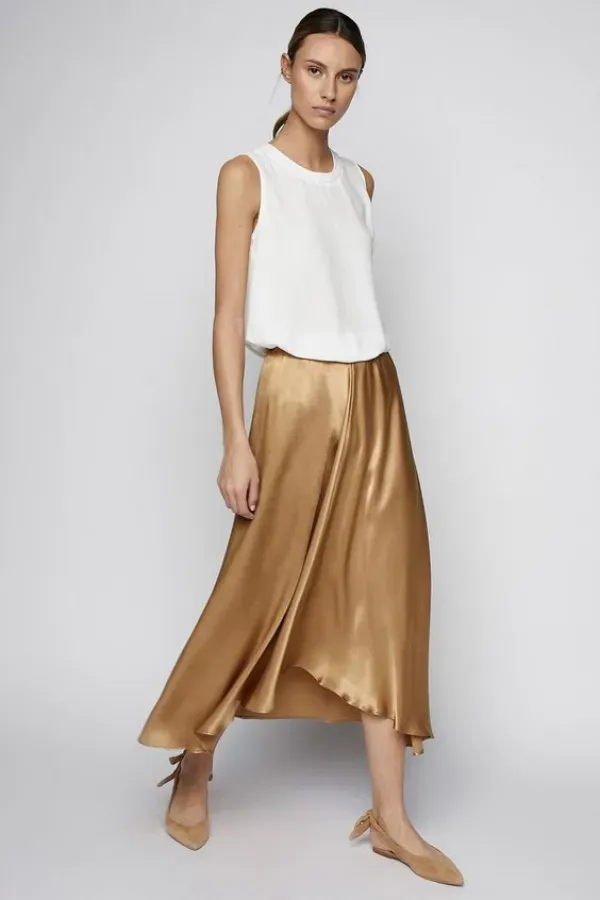 Brilhe no Réveillon: Inspirações de Looks Brancos para Arrasar na Praia! Usar o branco remete à pureza, paz, renovação e esperança.