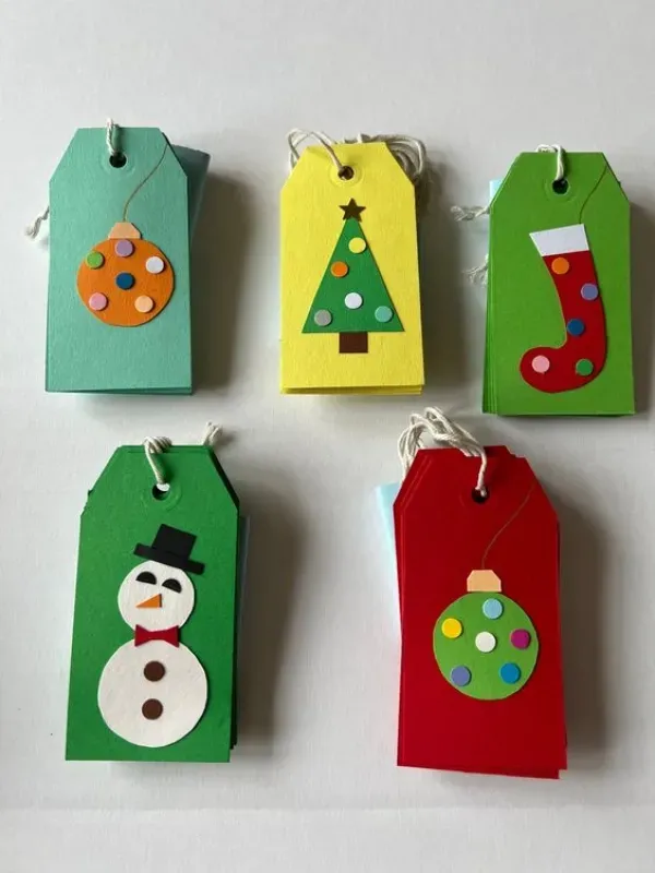 Ideias Encantadoras de Tags e Cartões DIY para o Natal, compartilhando presentes únicos. Mergulhe nesta magia do artesanato natalino.