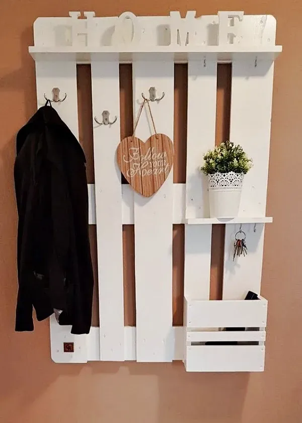 Ideias Criativas para Organizar sua Casa com Pallets - cabideiro