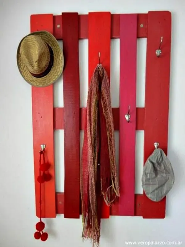 Ideias Criativas para Organizar sua Casa com Pallets - cabideiro