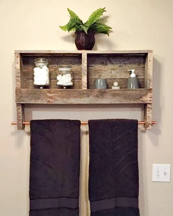 Ideias Criativas para Organizar sua Casa com Pallets - porta-toalhas