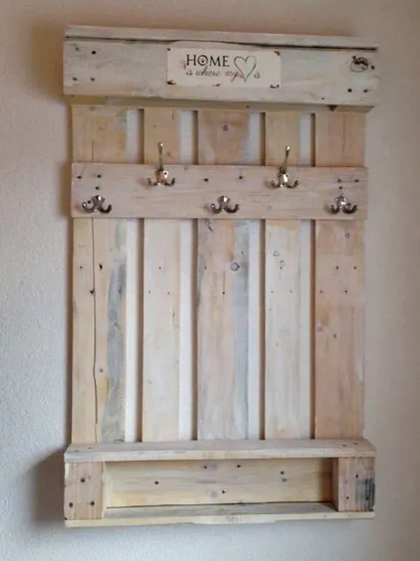 Ideias Criativas para Organizar sua Casa com Pallets - cabideiro