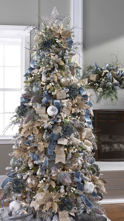 Árvore de natal branca com laços de veludo azul