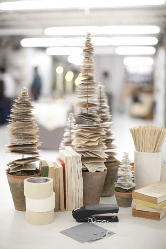 Árvore de natal de mesa feita com folhas de papel - xstmas tree