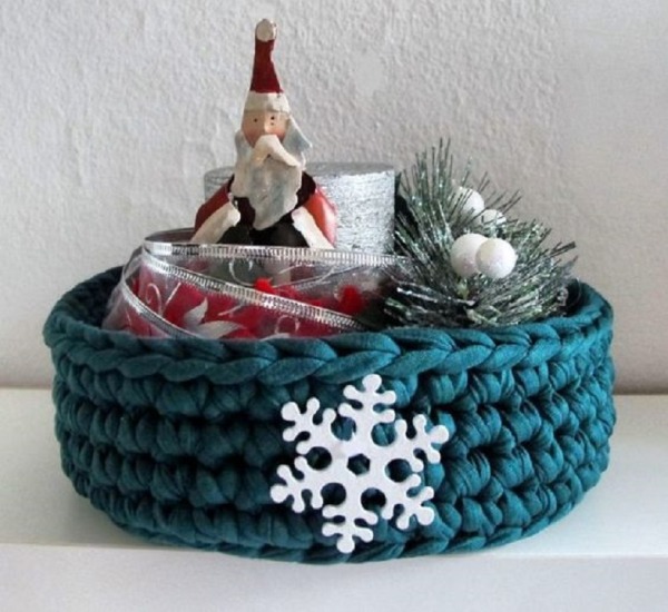 Faça você mesma cestos de Natal com fio de malha