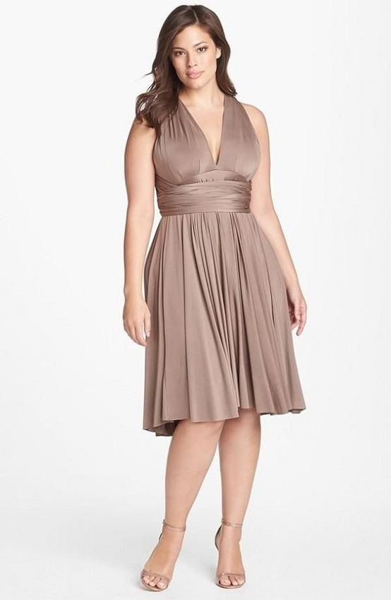 Vestido dourado plus size para festas de fim de ano