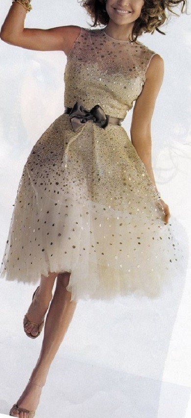 Vestido com detalhe dourado para festa de ano novo