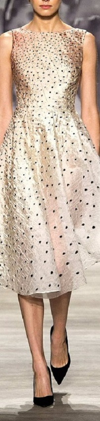 Vestido com detalhe dourado para festas de fim de ano