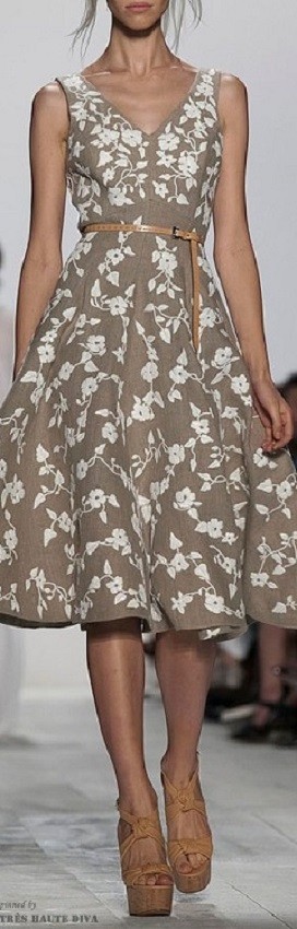 Vestido nude, beige para festas de fim de ano