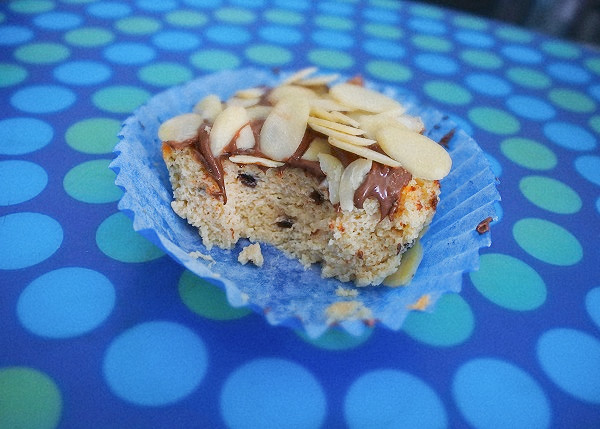 cheesecake de chocolate branco com cobertura de nutella e amêndoas