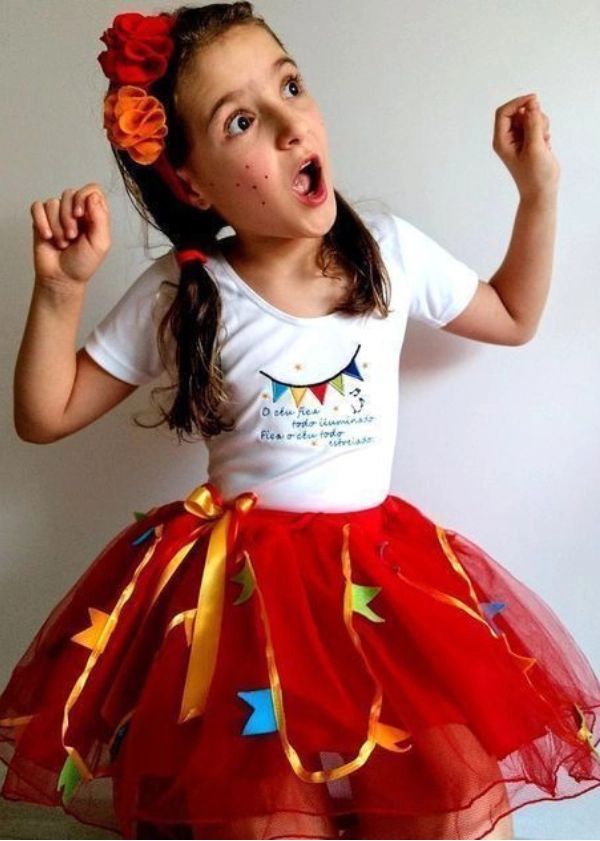 Inspirações de looks caipiras para brilhar na festa junina!